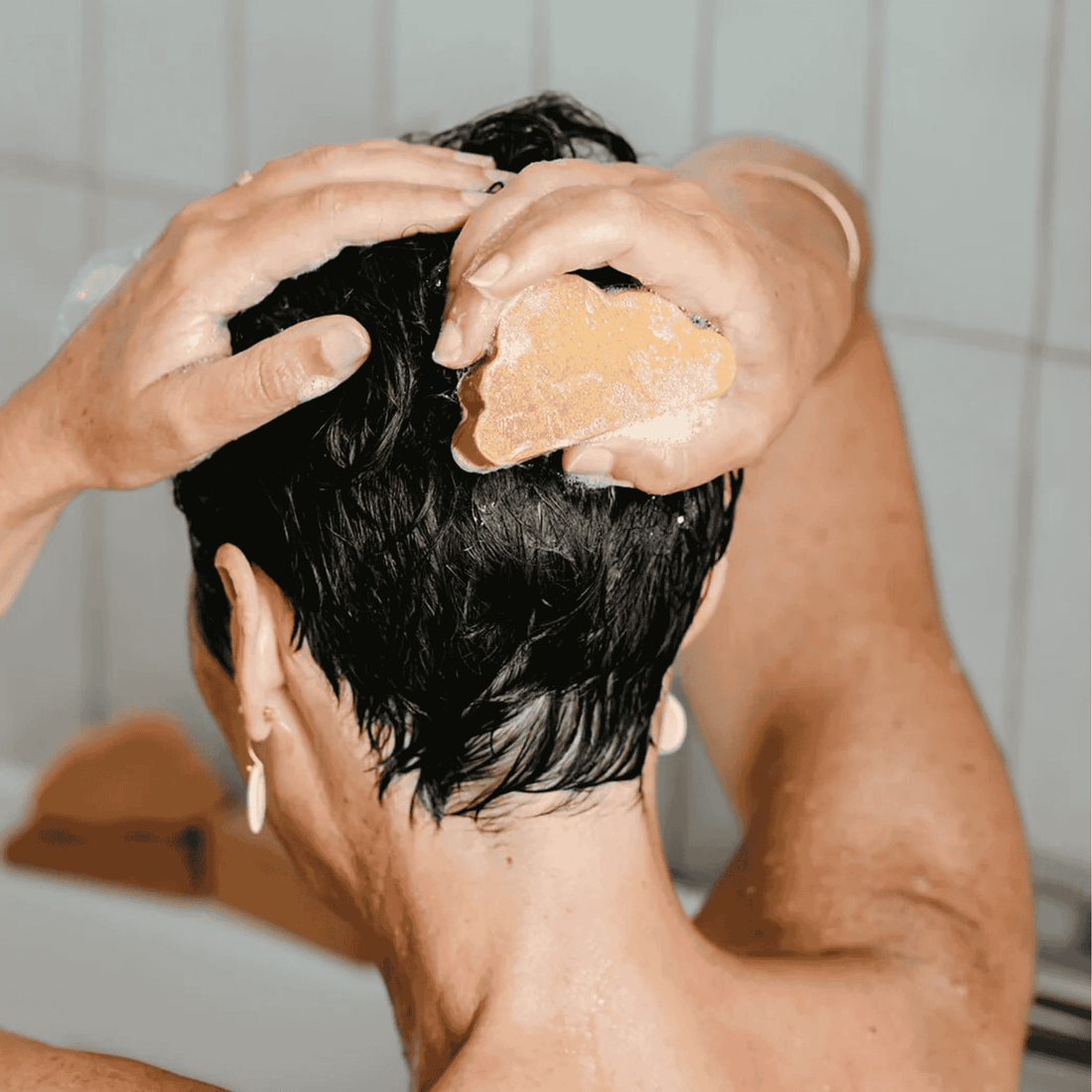 femme qui utilise un shampoing solide route mandarine