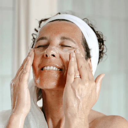 Christelle qui masse le gommage visage nourrissant et fruité sur son visage avec des mouvements circulaires 
