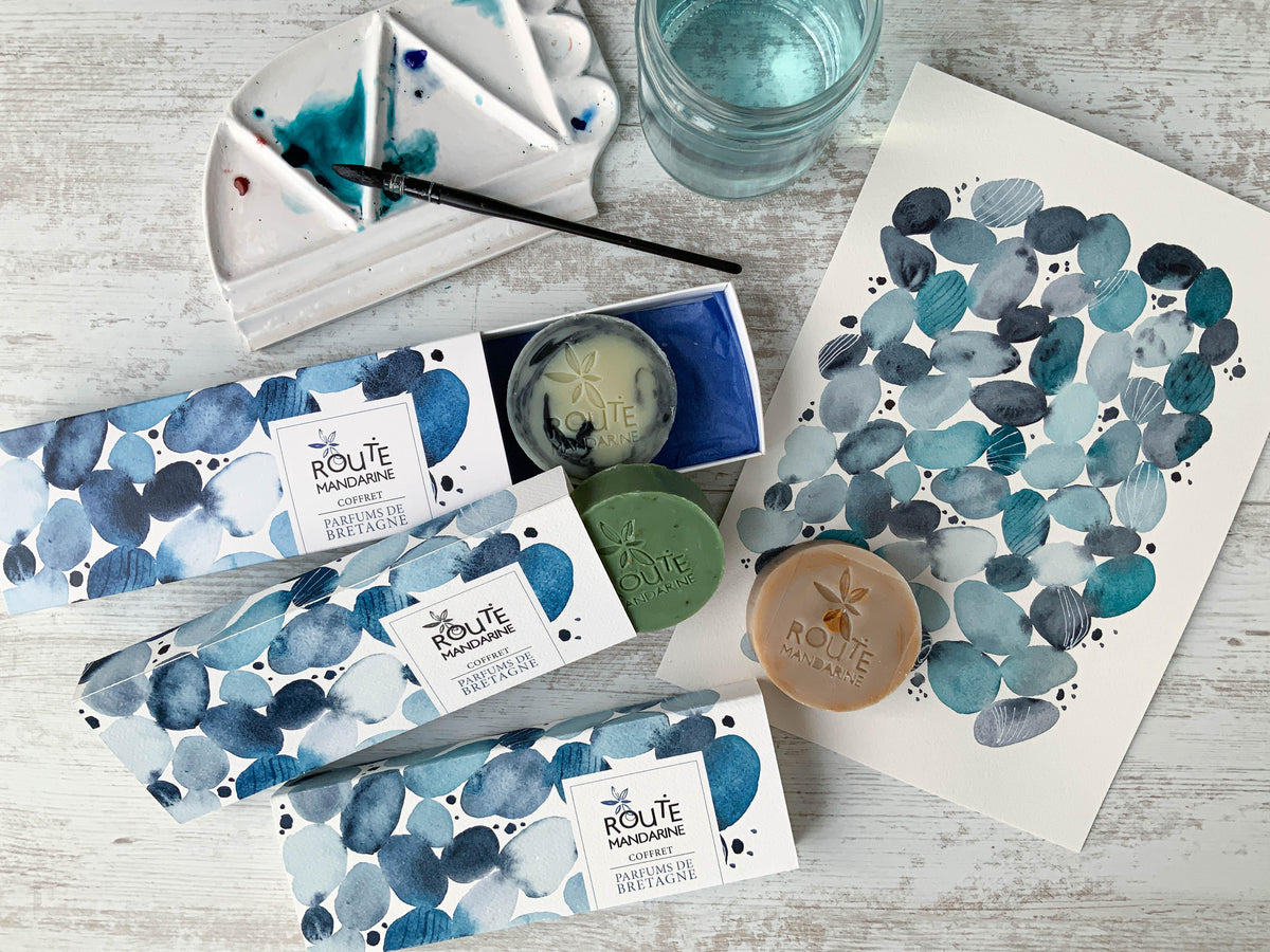 Coffret cadeau de 3 savons sur le thème de la Bretagne, décorés de jolis motifs bleus en aquarelle.