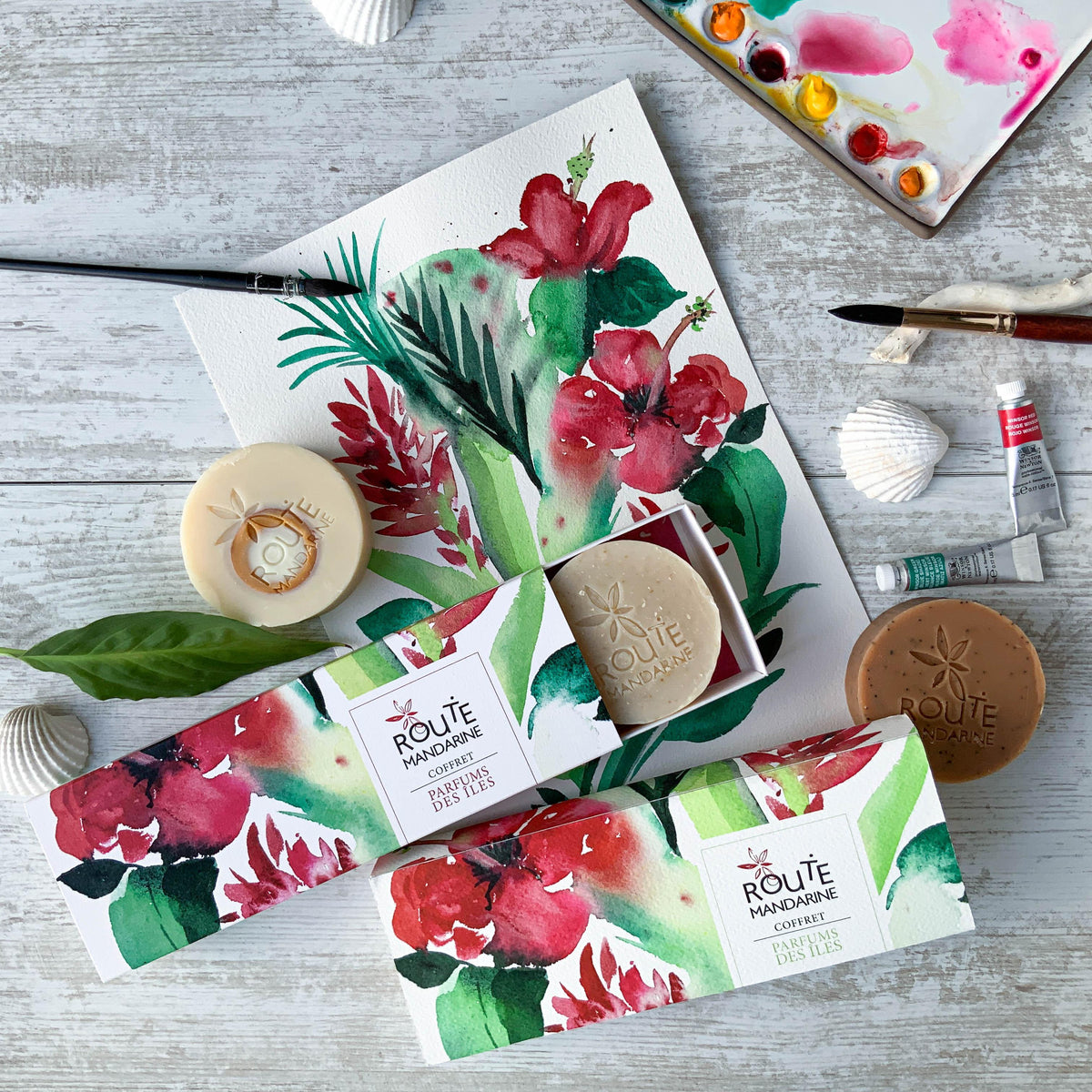 Coffret cadeau de 3 savons sur le thème des îles, décorés de jolis motifs rouge, rose et vert en aquarelle.
