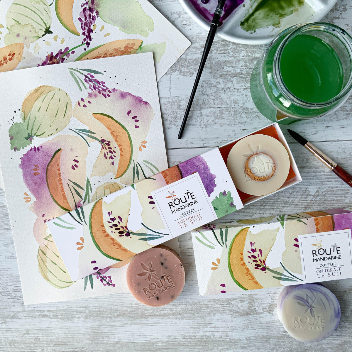 Coffret cadeau de 3 savons sur le thème du Sud, décorés de jolis motifs orange, mauve et beige en aquarelle.