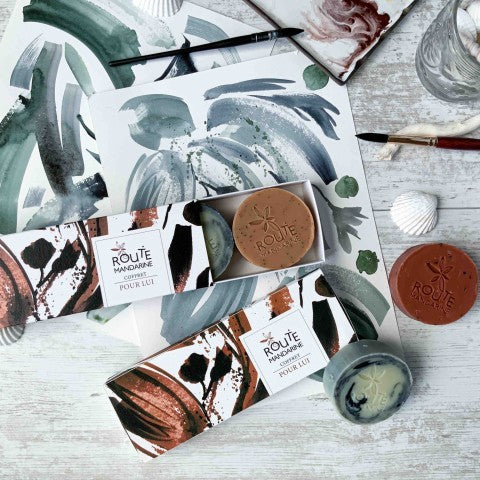 Coffret cadeau de 3 savons sur le thème masculin, décorés de jolis motifs marron et noir en aquarelle.