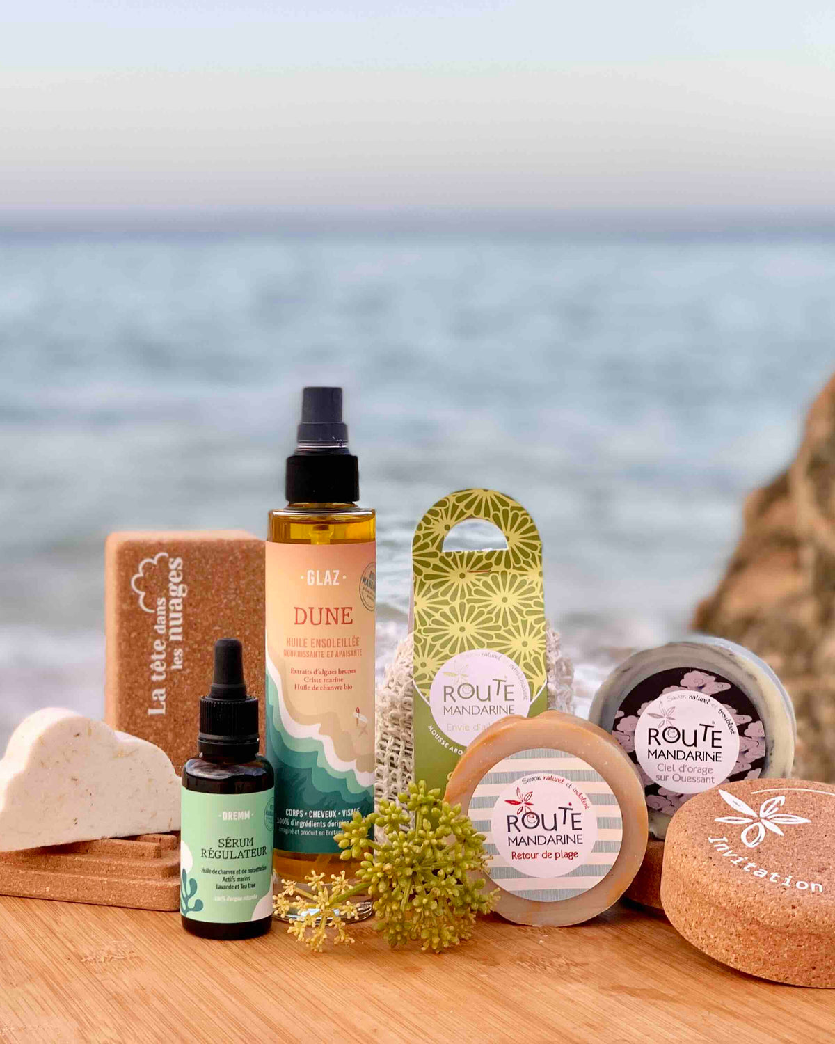 Les diffréents produits Route Mandarine sur un rocher au lever du soleil à la plage de Corsen dans le Finistère.