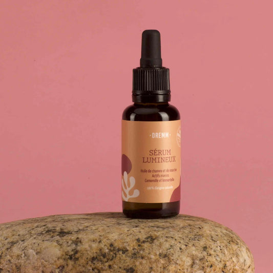 Le sérum visage lumineux, anti-âge et pour les peaux sèches sur fond rose uni