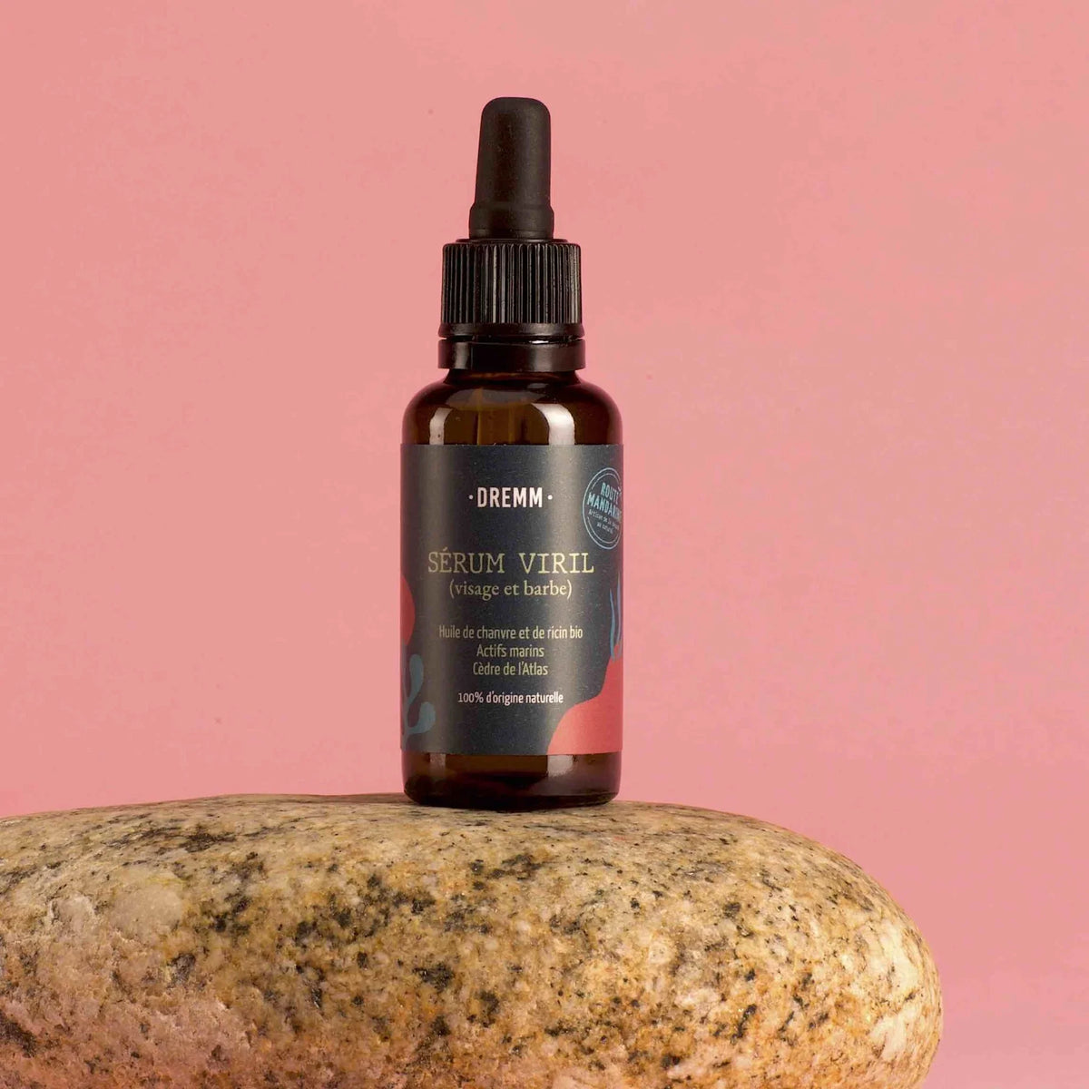 Le sérum pour homme aux actifs marins pour la barbe et du visage sur  un fond rose uni