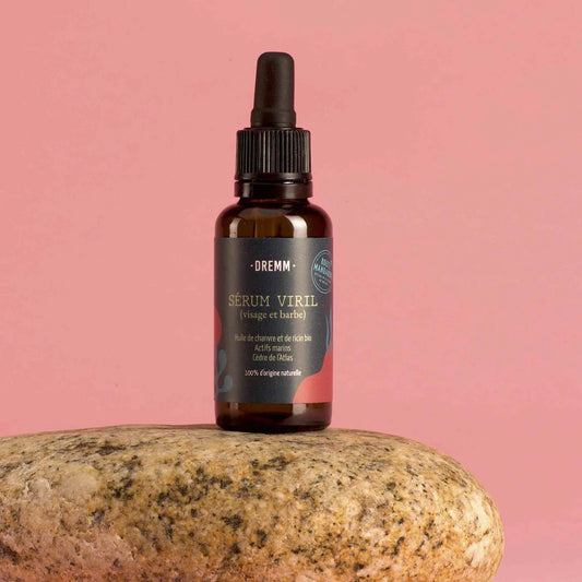 Le sérum pour homme aux actifs marins pour la barbe et du visage sur  un fond rose uni