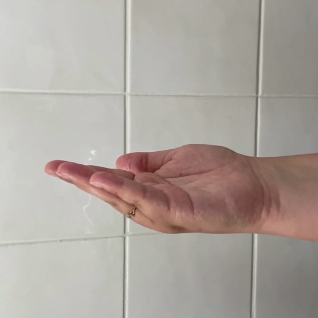 Démonstration de l'application de l'après-shampoing solide Route Mandarine
